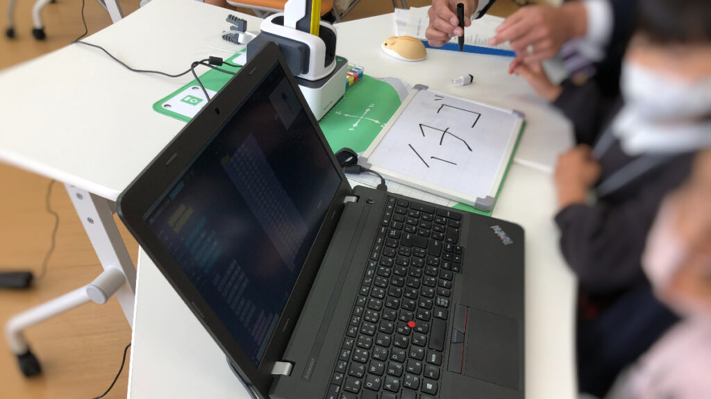 プログラミングを体験する児童の様子