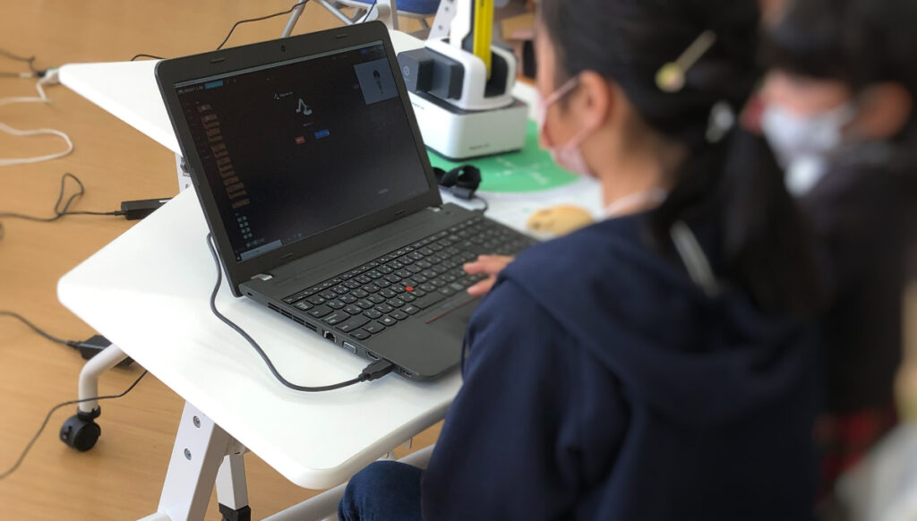 プログラミングを体験する児童の様子